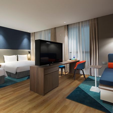 Holiday Inn Express Shanghai Kangqiao By Ihg Экстерьер фото