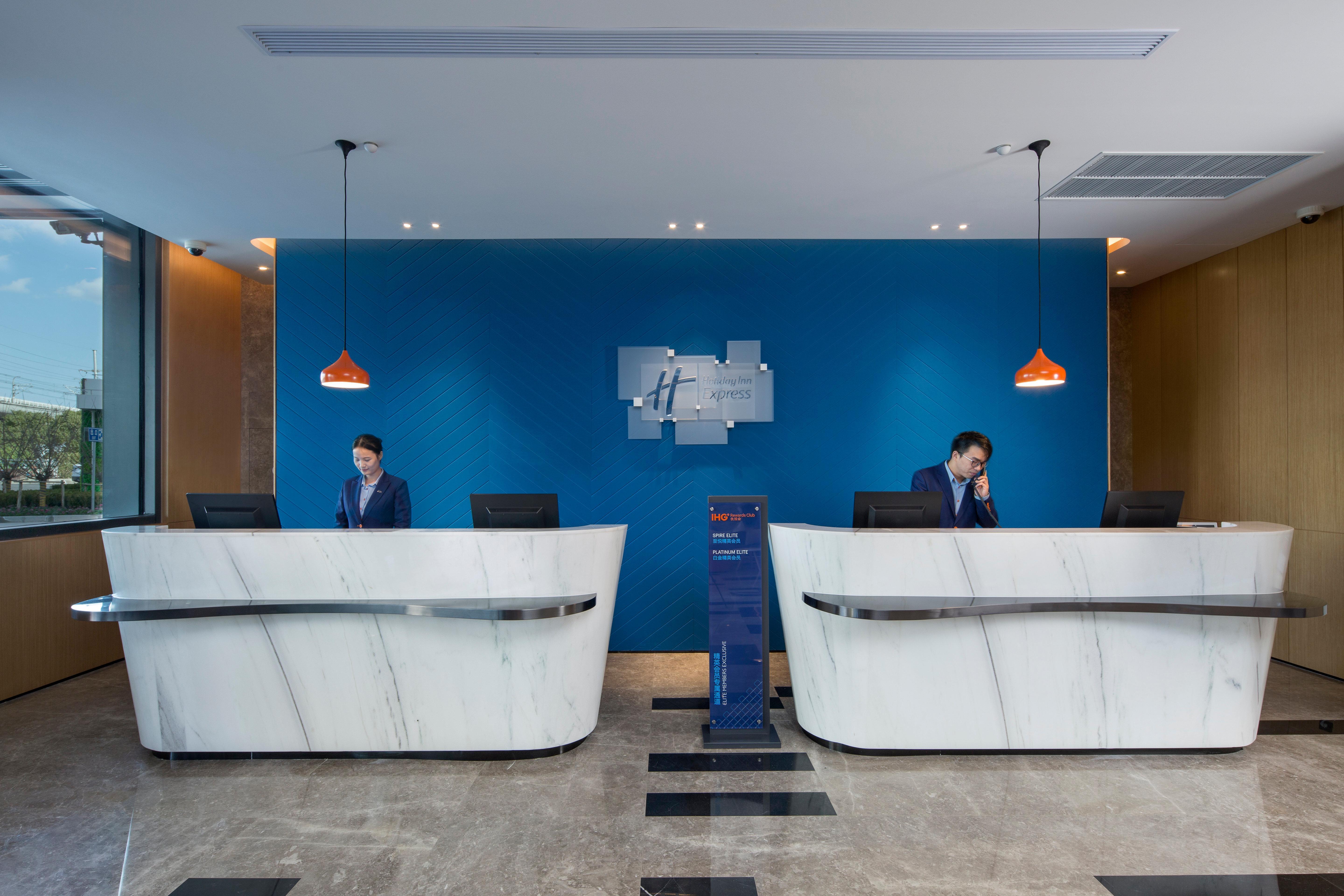 Holiday Inn Express Shanghai Kangqiao By Ihg Экстерьер фото