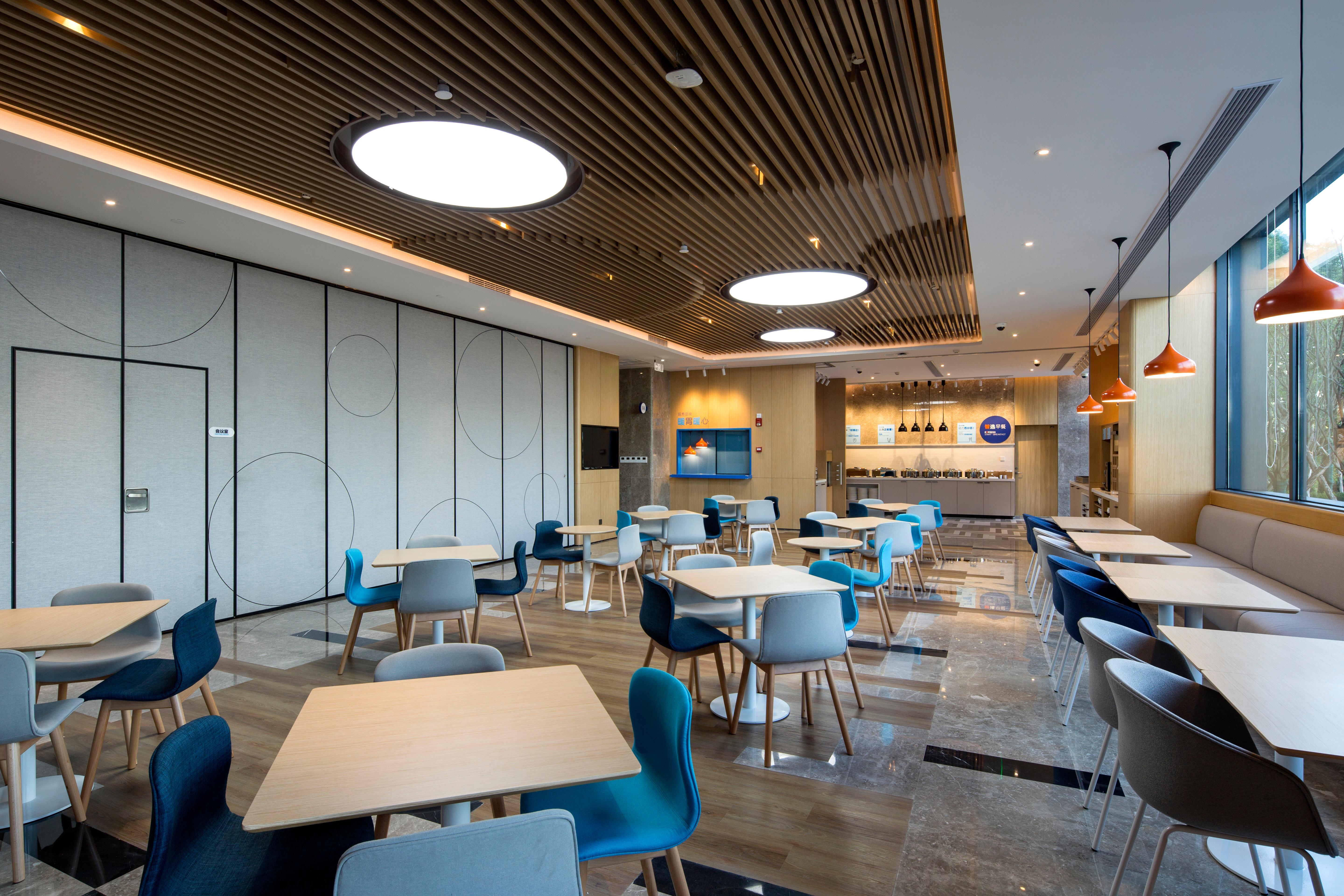 Holiday Inn Express Shanghai Kangqiao By Ihg Экстерьер фото
