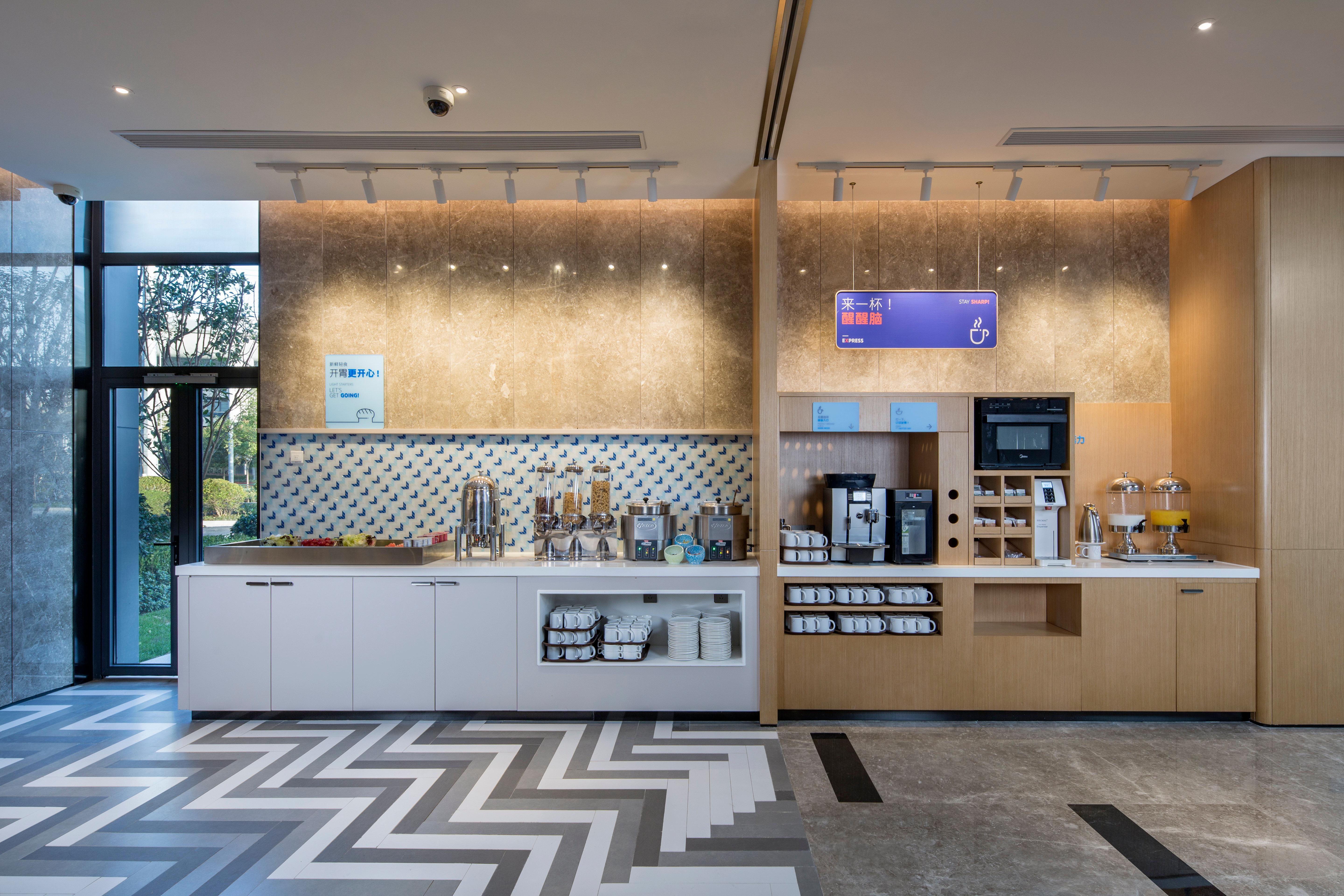 Holiday Inn Express Shanghai Kangqiao By Ihg Экстерьер фото
