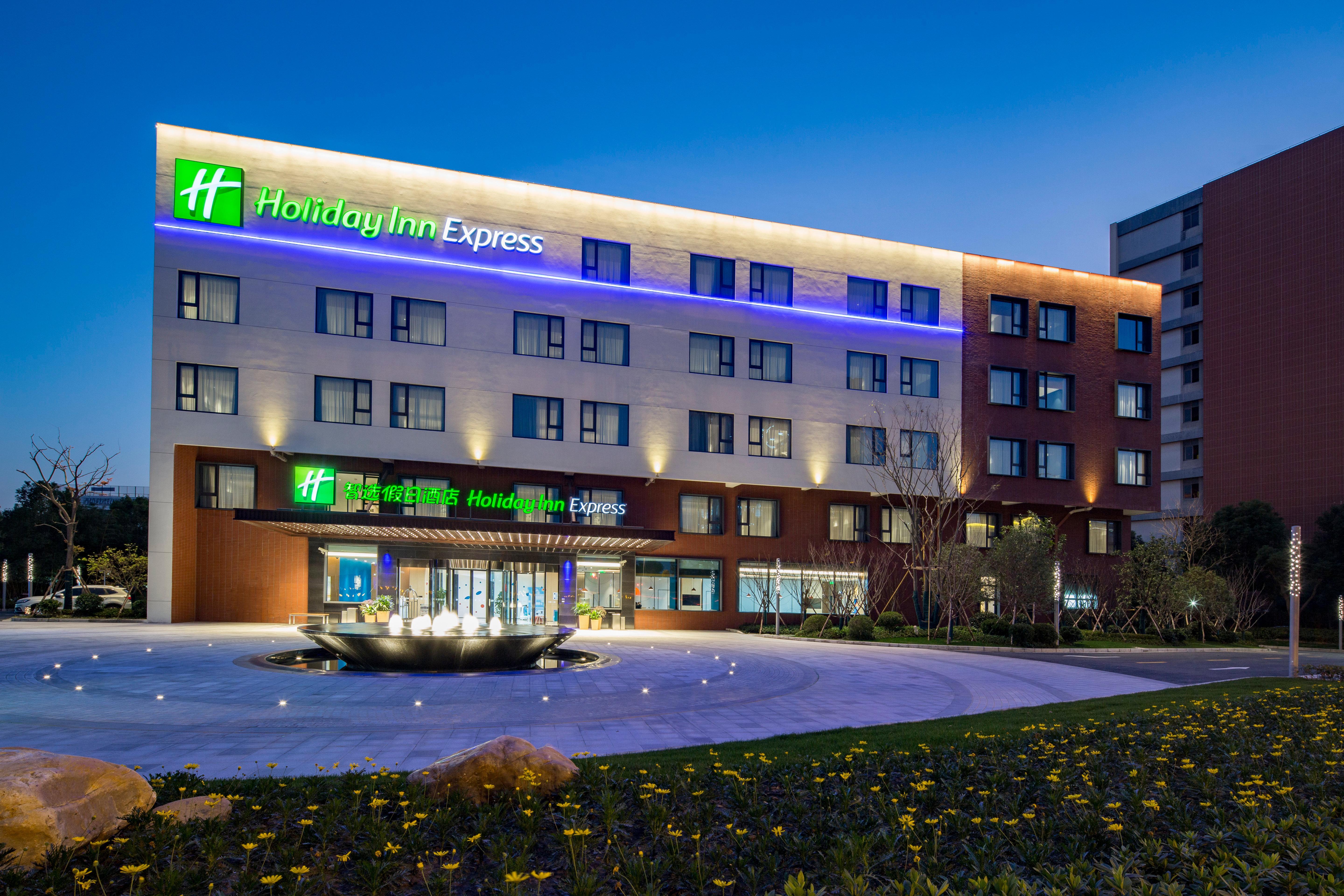 Holiday Inn Express Shanghai Kangqiao By Ihg Экстерьер фото