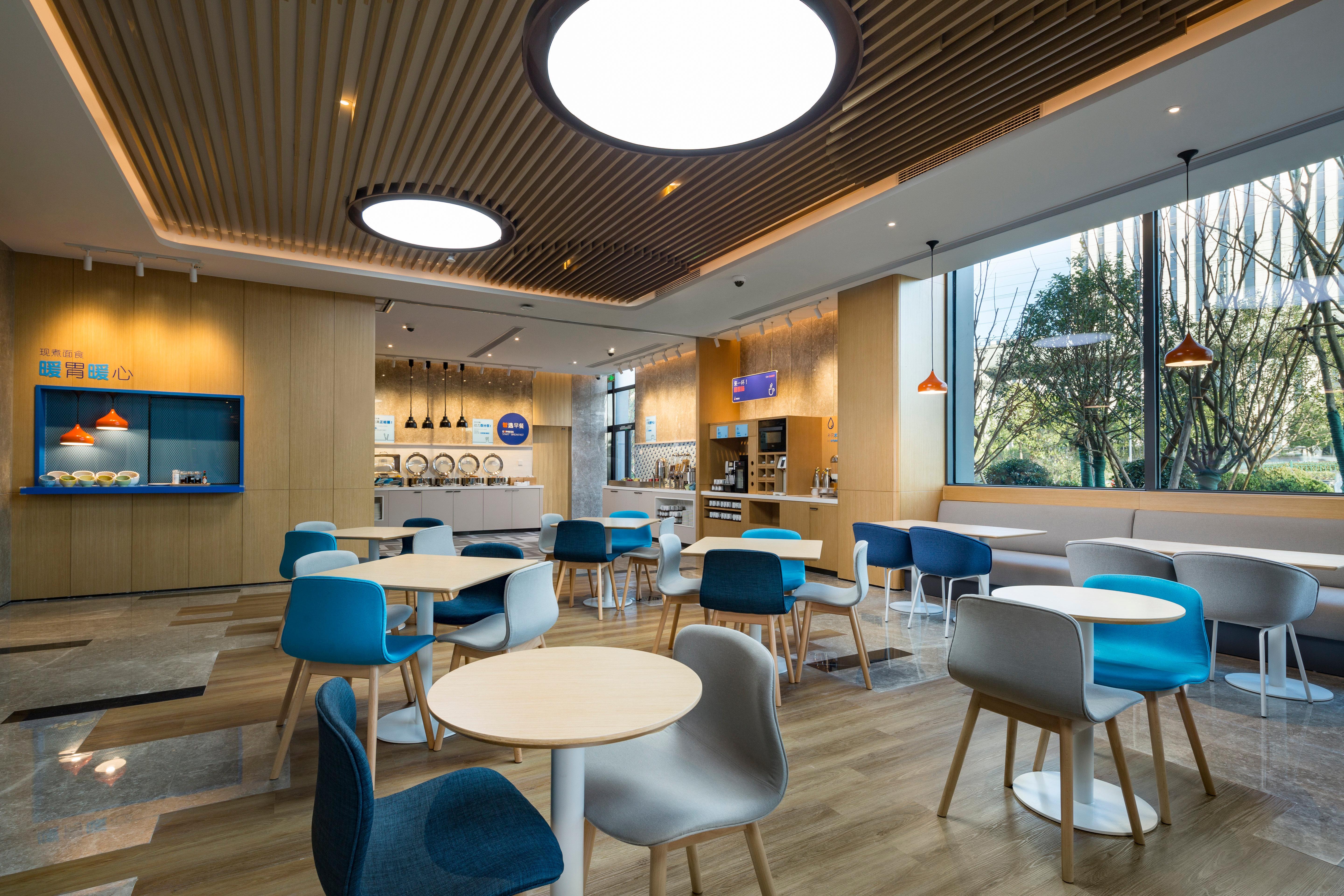 Holiday Inn Express Shanghai Kangqiao By Ihg Экстерьер фото