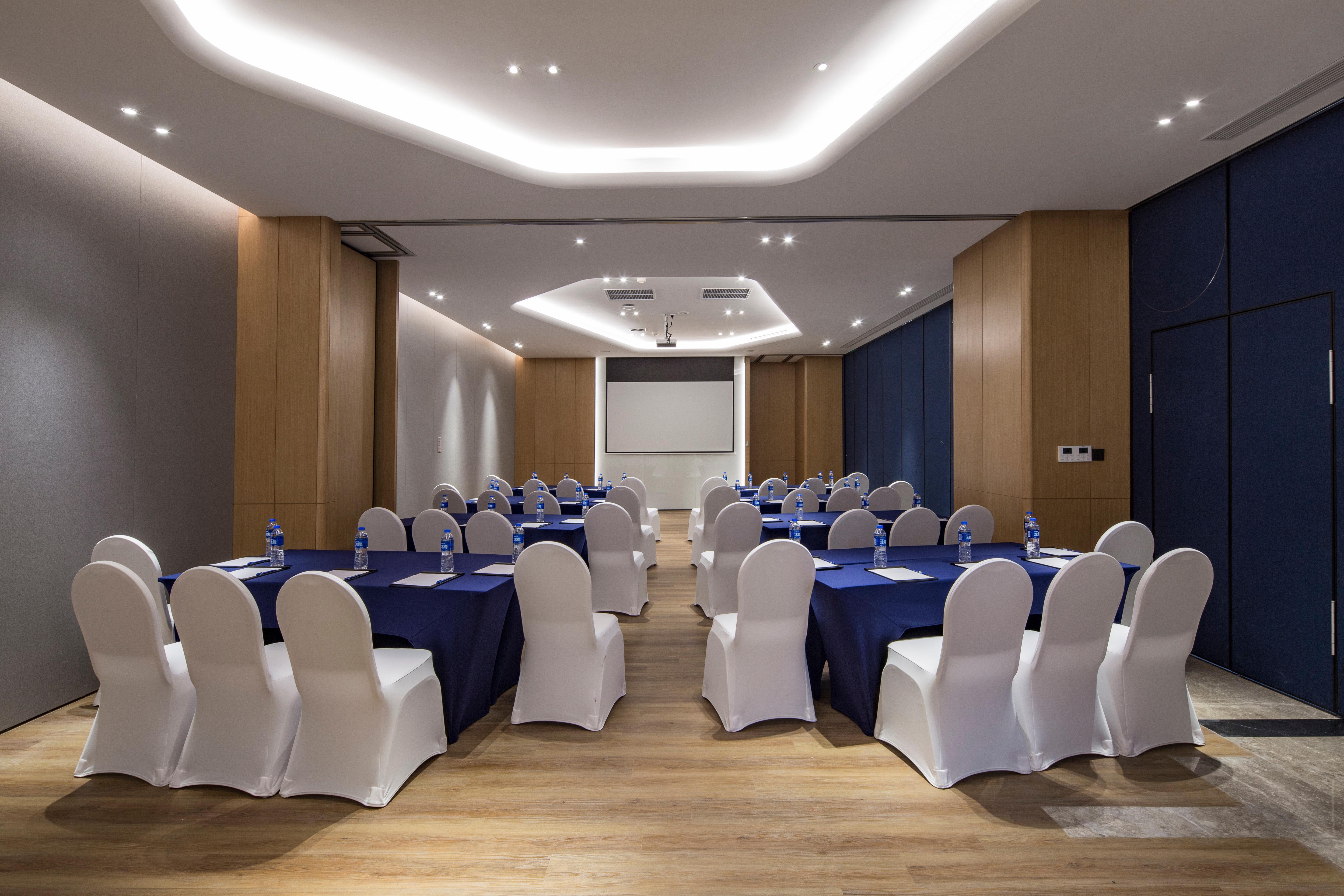 Holiday Inn Express Shanghai Kangqiao By Ihg Экстерьер фото