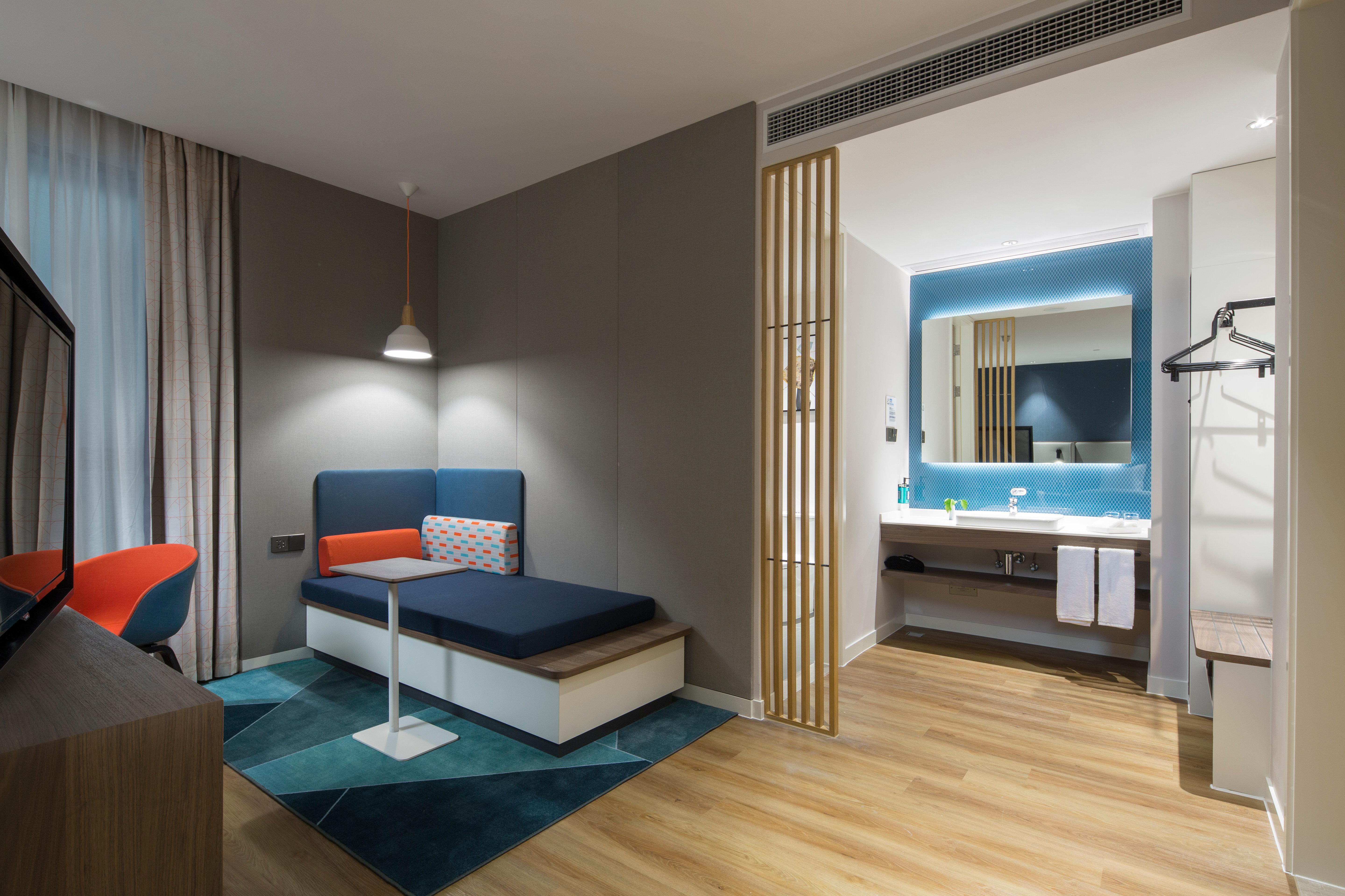 Holiday Inn Express Shanghai Kangqiao By Ihg Экстерьер фото