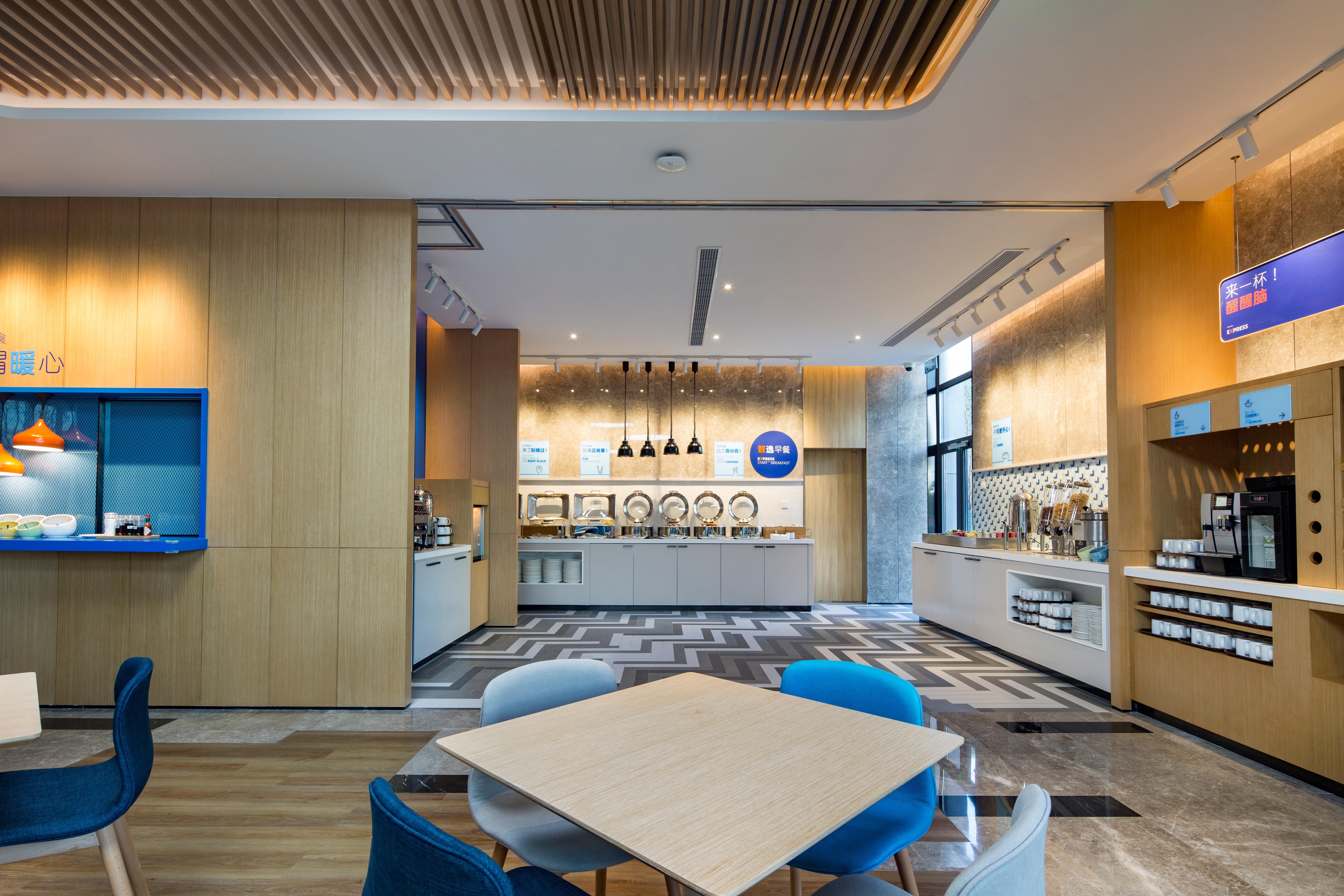Holiday Inn Express Shanghai Kangqiao By Ihg Экстерьер фото