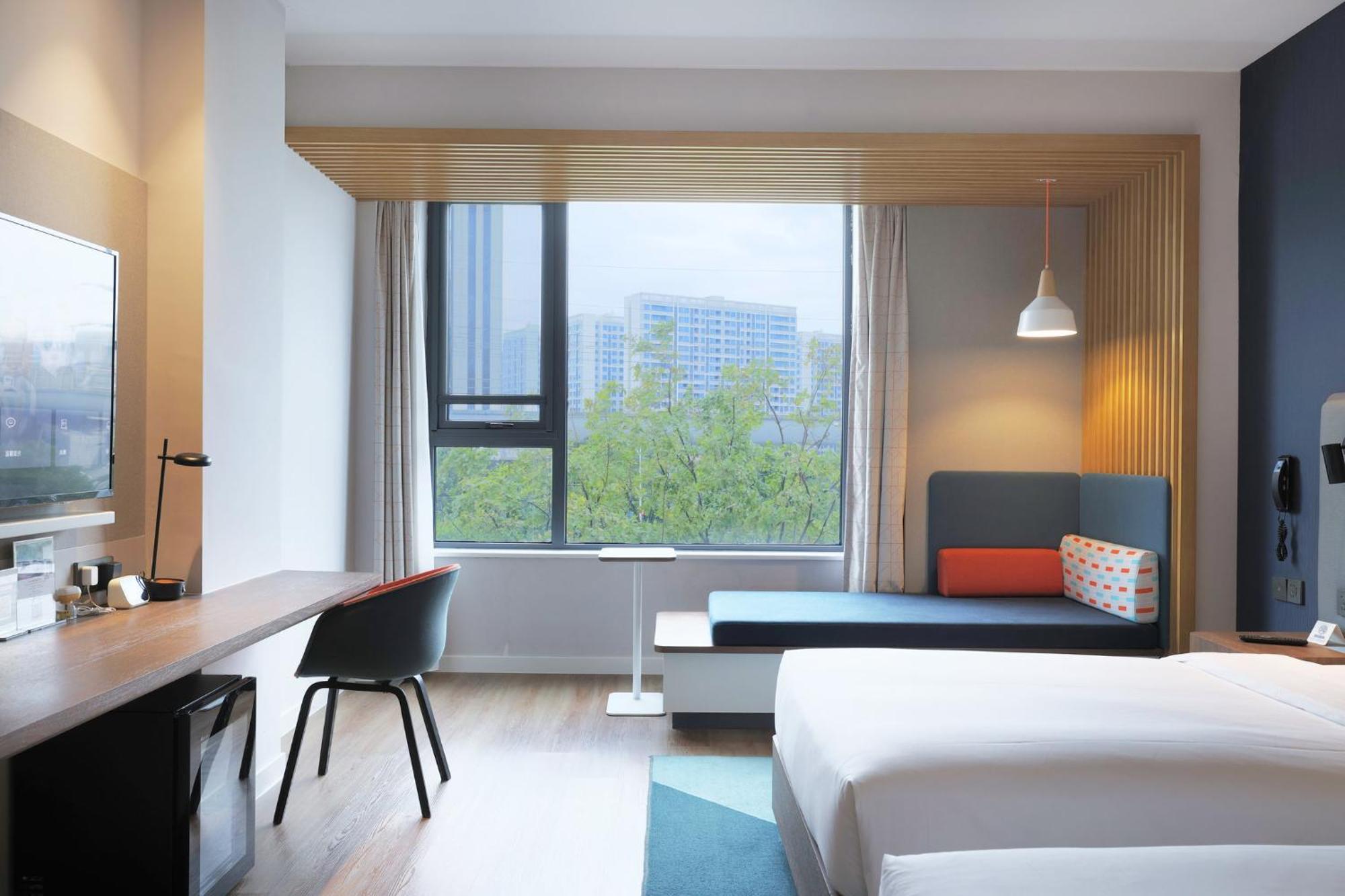Holiday Inn Express Shanghai Kangqiao By Ihg Экстерьер фото