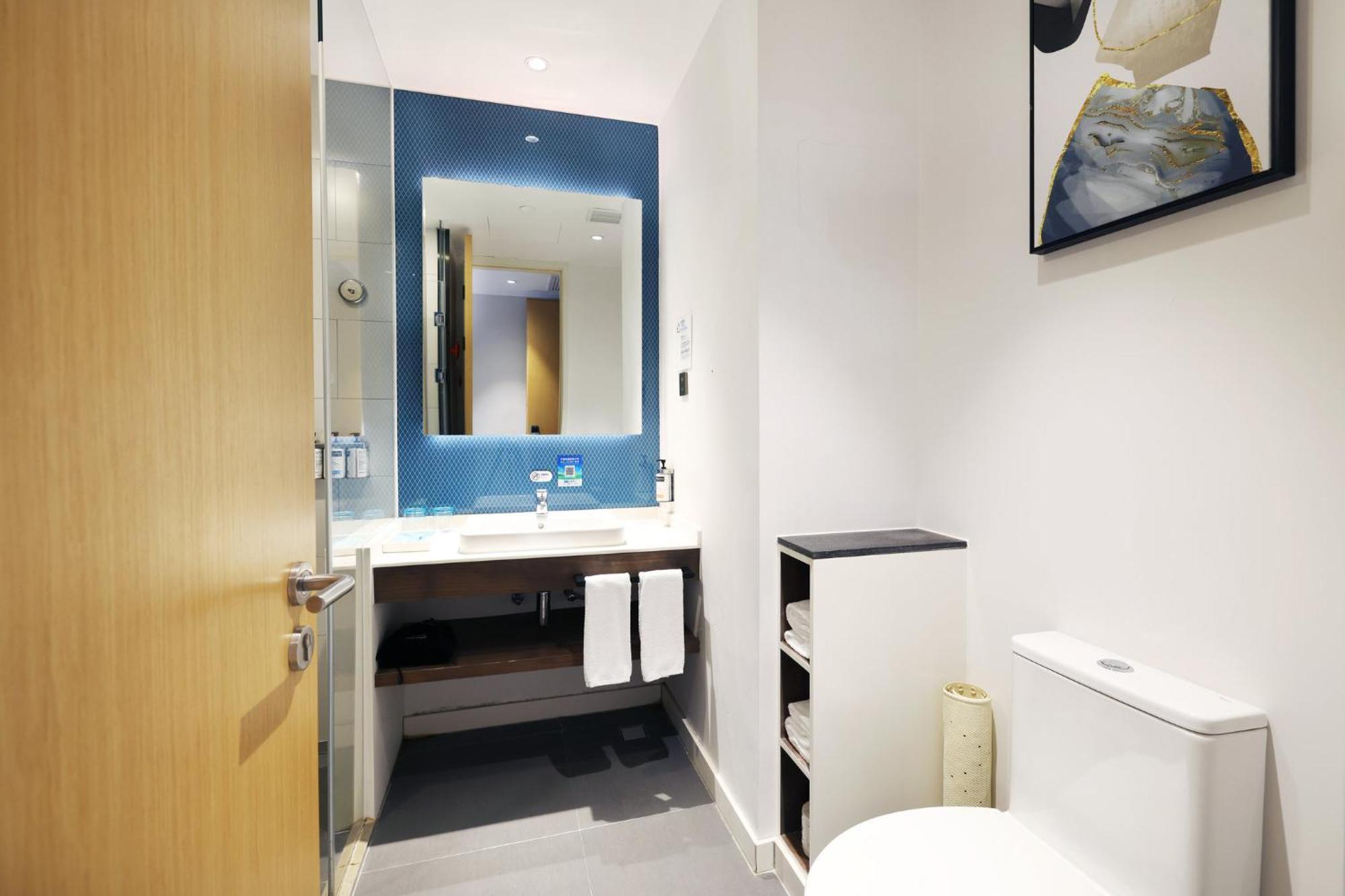 Holiday Inn Express Shanghai Kangqiao By Ihg Экстерьер фото
