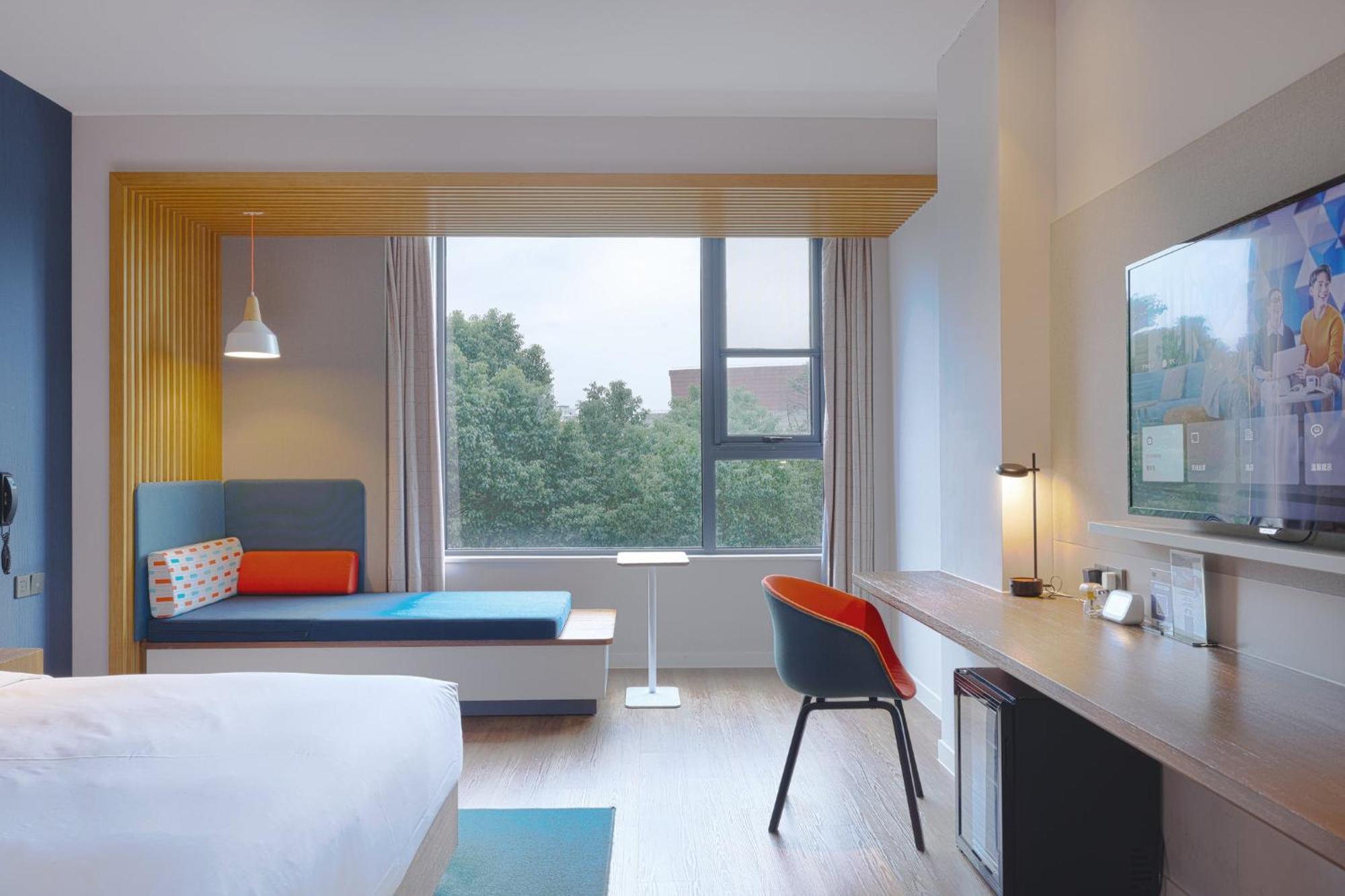 Holiday Inn Express Shanghai Kangqiao By Ihg Экстерьер фото