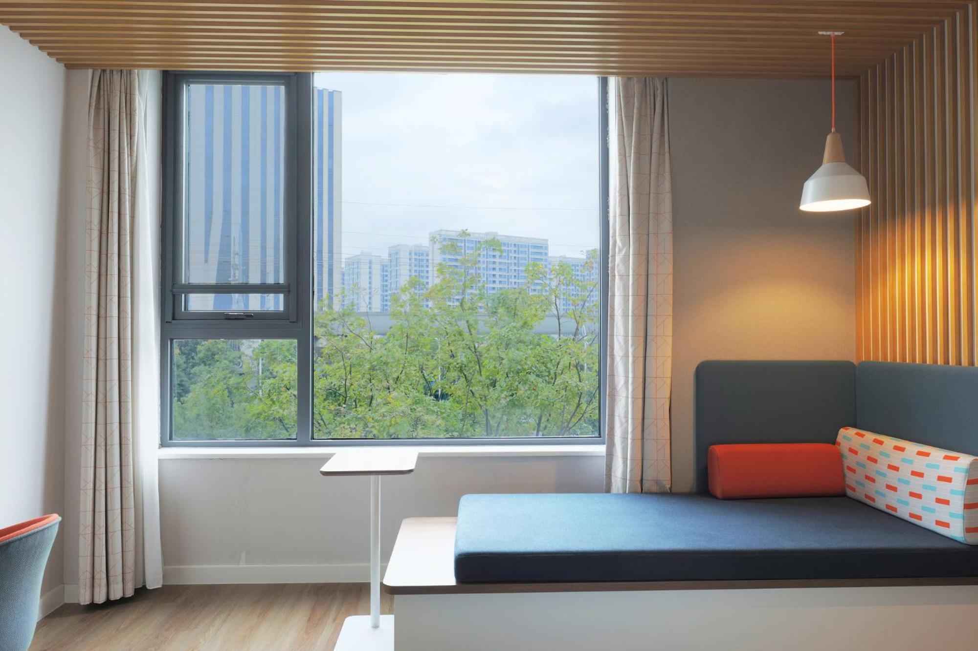 Holiday Inn Express Shanghai Kangqiao By Ihg Экстерьер фото