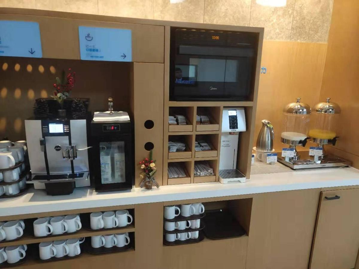 Holiday Inn Express Shanghai Kangqiao By Ihg Экстерьер фото