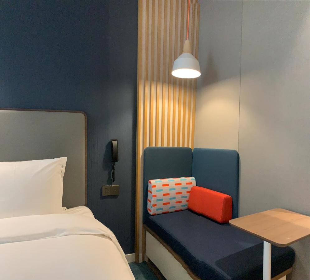 Holiday Inn Express Shanghai Kangqiao By Ihg Экстерьер фото